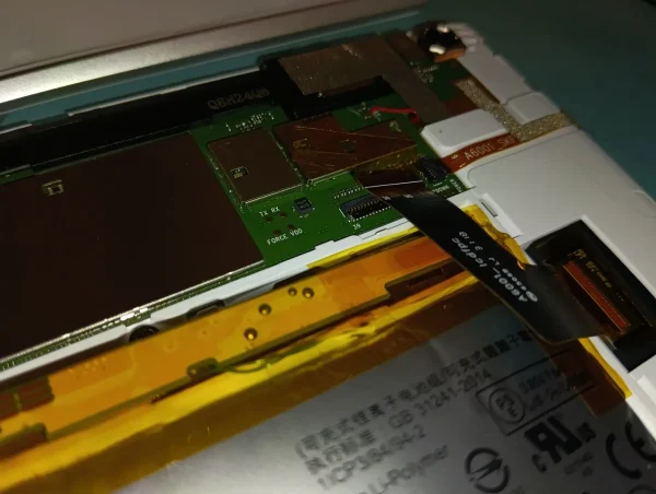 Cambiar Batería Lenovo Tab 4 TB-X304F - Desconectar Conector Pantalla