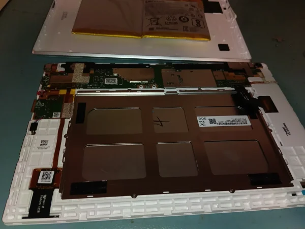 Cambiar Batería Lenovo Tab 4 TB-X304F - Batería Despegada