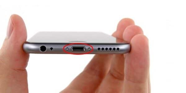 Cambiar Placa Base iPhone SE 2020 - Problemas Suciedad Puerto de Carga