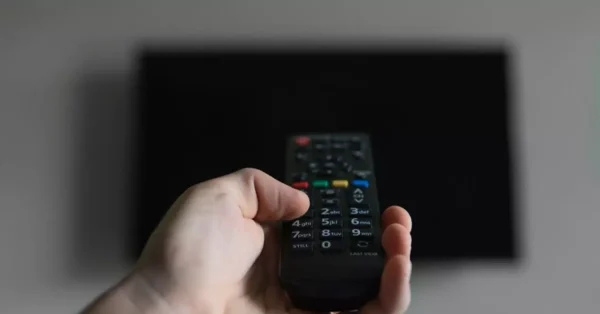 Por qué mi televisor se apaga solo