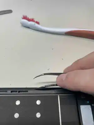 Sustituir pantalla Samsung Galaxy Z FOLD 3 5G - Retirar restos