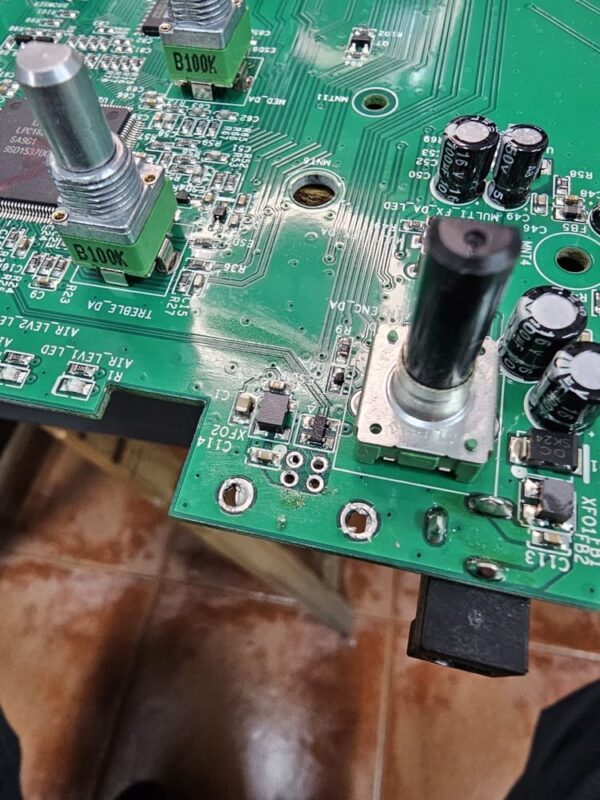 Reparar mesa de mezclas Hércules - Reparación Paso 12