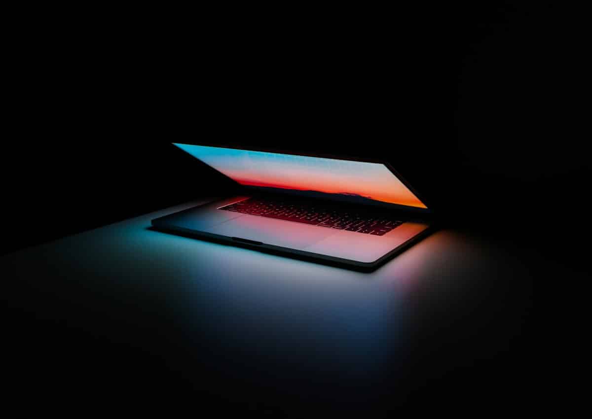 Pantalla de MacBook dañada — líneas, manchas, sin imagen