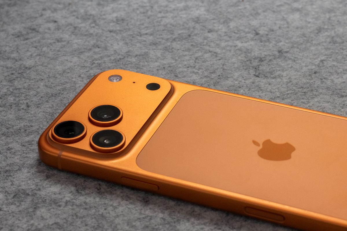 Fotografía de un smartphone moderno similar al iPhone 17