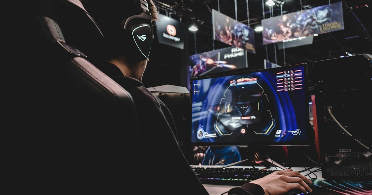 Las mejores tablets de 2026: cuál comprar según tu uso y presupuesto 5 Jugador con auriculares frente a una pantalla, para quienes buscan una tablet potente para juegos