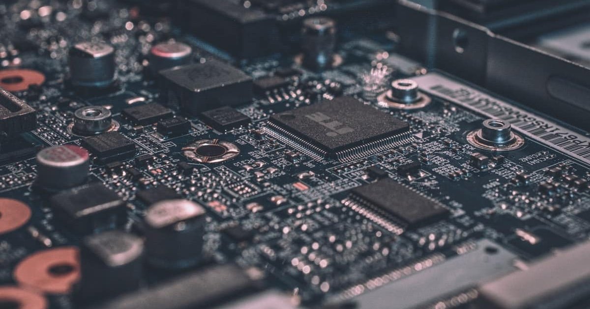 Componentes de una placa base con chips y condensadores, reparación por microsoldadura