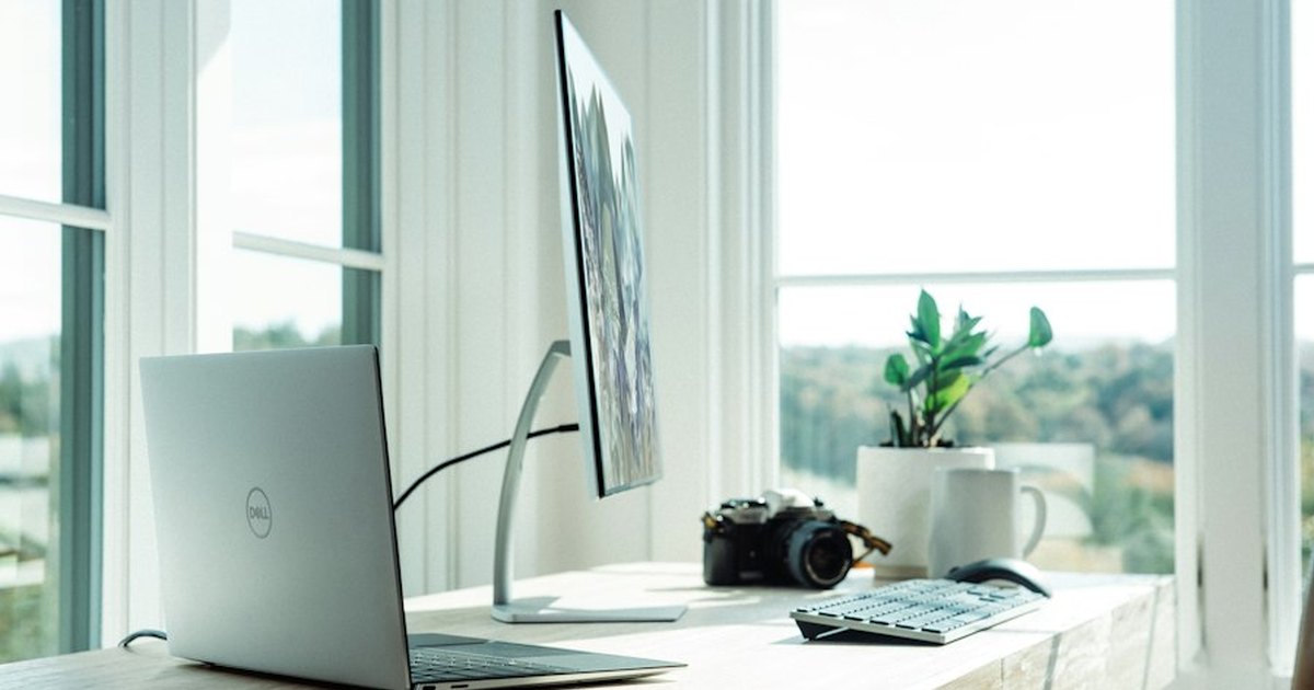 Varios portátiles sobre una mesa de trabajo para comparar modelos