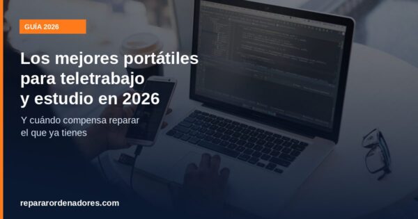Persona trabajando con un portátil en una mesa, guía de los mejores portátiles 2026