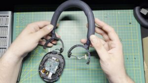 Arco nuevo y arco roto de la diadema de unos Sony WH-1000XM5 durante la reparación