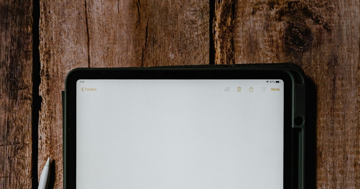 Las mejores tablets de 2026: cuál comprar según tu uso y presupuesto 6 Tablet con funda y lápiz sobre una mesa de madera para leer y escribir