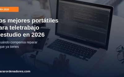 Persona trabajando con un portátil en una mesa, guía de los mejores portátiles 2026